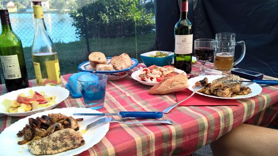 Zum Abendessen gibt es Kalbschnitzel, Pilze, Kartoffeln, Salat, Trauben, Käse und Wein. Ein weiterer schöner Tag geht zu Ende.