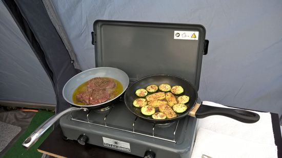 Steaks, Zucchini und Kartoffeln