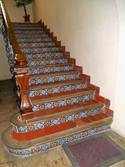 Am Palacio de las Damas Catequistas steht das Portal offen, so dass ich hinein sehen kann. Es gibt dort eine wunderschön geflieste Treppe. Der Palazzo ist das Geburtshaus der Maria Dolores Rodriguez Sopena. Sie war eine bemerkenswerte Frau.