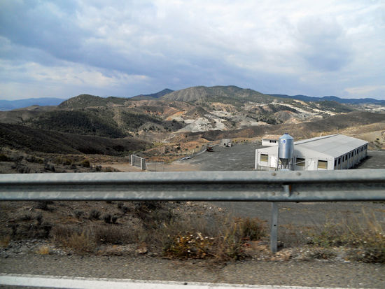 Weniger schön sind die Schweineställe, wo die Tiere auf engstem Raum zusammen gepfercht werden.