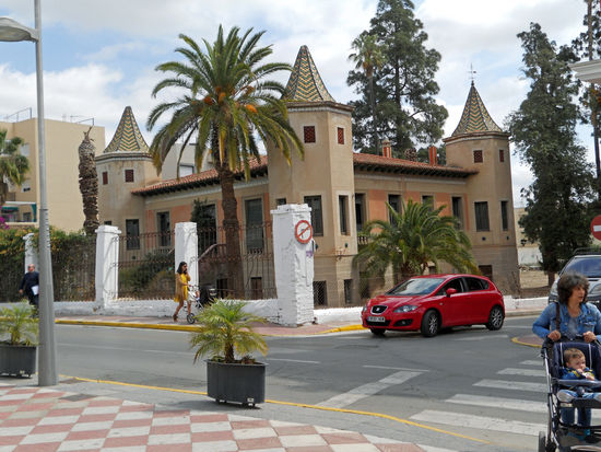 Huercal-Overa
Zunächst entdecken wir ein ehemals prächtiges Gebäude, fast wie ein kleines Schloss – Las Cuatro Torres. Es steht aber leer und ist dem Verfall preis gegeben. Sehr schade, das zu sehen.