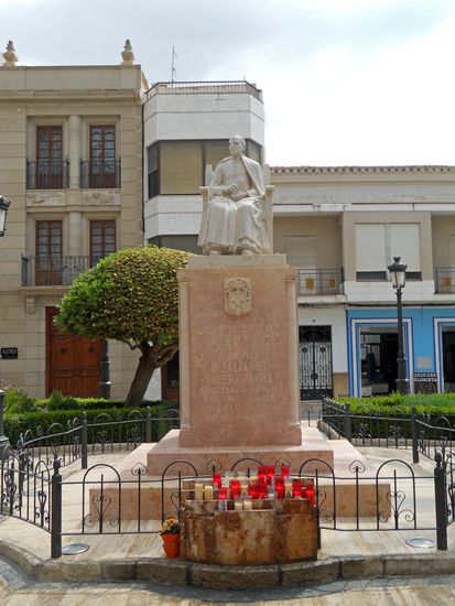 Huercal-Overa - Plaza Cura del Valera
Der Kirche gegenüber befindet sich ein kleiner Park, mit blühenden Blumen und Bäumen. In der Mitte eine Statue des Pater Cura Valera.
Valera Salvador Parra „Cura Valera“ (1816-1889) war ein katholischer Priester, der in den Regionen Murcia und Almeria tätig war. Er war in Andalusien sehr beliebt und geachtet, besonders in seiner Heimatstadt Huerval Overa.