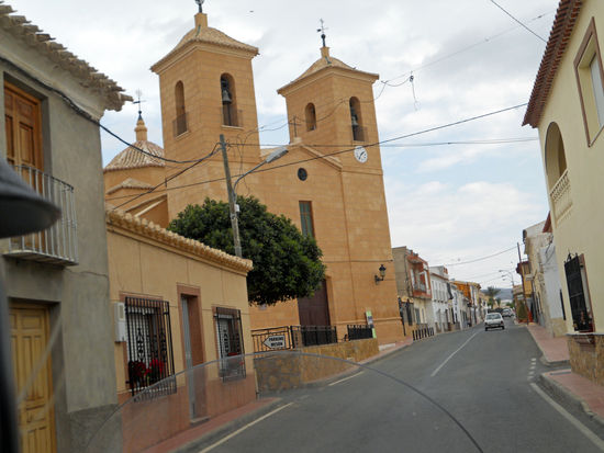 Santa Maria de Nieva. Im Vorbeifahren gelingt mir ein Bild einer Kirche.