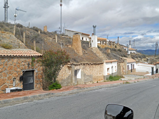 Schon bevor wir Orce erreichen, sehen wir unterwegs viele Höhlenhäuser, in denen hier ganz normale Menschen leben. Selbstverständlich finden sich in der Umgebung auch Höhlenhäuser, die zu Ferienwohnungen umgestaltet wurden.