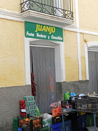 Orce - Zunächst halten wir an einem Tante Emma Laden „Juanjo“, wo ich wilden Spargel und einige andere Leckereien kaufe. Diesen Laden muss man gesehen haben, klein, eng, aber mit Waren aller Art gefüllt bis unter die Decke. Ich wundere mich, dass der Inhaber weiß, wo was ist, denn eine Ordnung kann ich nicht erkennen.