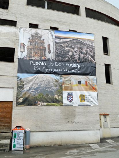 La Puebla de Don Fadrique - Eine riesige Bauruine – sollte wohl einmal ein Museum werden – ist auch zu sehen. Hier ging wohl das Geld aus.