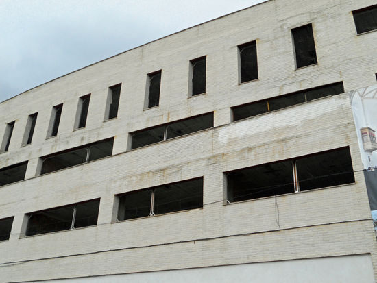 La Puebla de Don Fadrique - Eine riesige Bauruine – sollte wohl einmal ein Museum werden – ist auch zu sehen. Hier ging wohl das Geld aus.