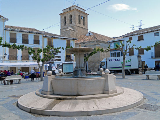 Galera - Plaza Mayor mit Brunnen