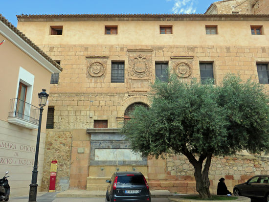 Lorca - An der benachbarten Plaza del Caño stehen wir vor weiteren schönen Gebäuden wie der Casa del Corregidor, in dem heute ein Gericht untergebracht ist.