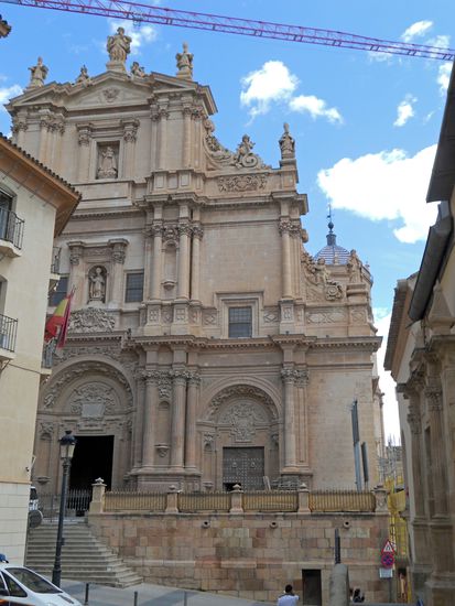 An der benachbarten Plaza del Caño stehen wir vor weiteren schönen Gebäuden wie der Casa del Corregidor, in dem heute ein Gericht untergebracht ist.