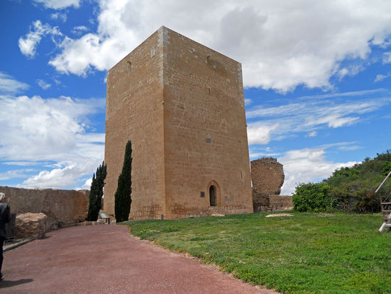 Castillo de Lorca - Fortaleza del Sol - Der Torre Espolon (13. Jh.) ist besonders schön mit seinen Mudejar-Einflüssen. Der Turm hat einen quadratischen Grundriss, 13 x 13 m.