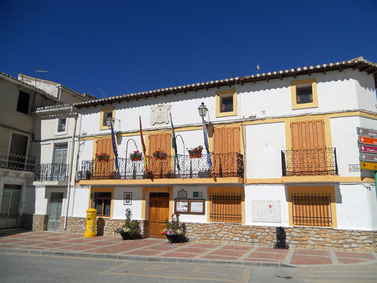 Maria - Rathaus - Plaza de la Encarnacion
Das Rathaus, erbaut im 18. Jh. als Getreidespeicher, wurde schon damals für die Sitzungen des Gemeinderates verwendet. Es erfolgten in den Jahren einige Renovierungen.