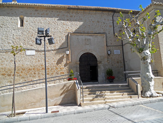 Maria - Plaza de la Encarnacion - Iglesia La Encarnacion
Die Kirche, erbaut 1557, im maurischen Stil, ist eine der ältesten Kirchen der Region. Über dem Portal finden sich eine Sonnenuhr und ein bischöfliches Wappen. Die Kirche besitzt einen quadratischen Turm, der von einer Wetterfahne gekrönt ist, mit vier Glocken und einer Uhr aus dem 19. Jh..