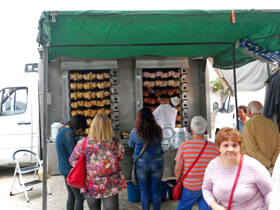 Velez Rubio - An einem Hühnerkiosk bräunt ein Mann die Hähnchen mit einem Flammenwerfer. Das haben wir ja noch nie gesehen.