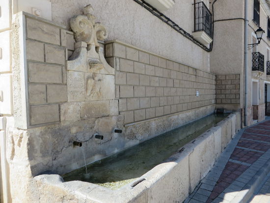 Maria - Plaza de la Encarnacion
Schön ist auch der Brunnen, der 1782 von dem gleichen Baumeister restauriert wurde, der auch das Rathaus instand setzte. Über den drei Wasserrohren sind hier die Wappen der Habsburger und der Bourbonen zu sehen.