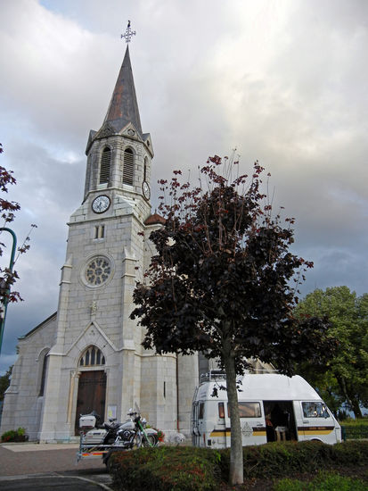 Unser Parkplatz an der Kirche in Chatillon-en-Michaille, Frankreich