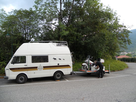 Unser Parkplatz an der Kirche in Chatillon-en-Michaille, Frankreich