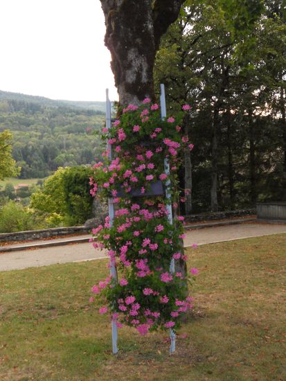 Kleiner Park in der Nähe unseres Parkplatzes an der Kirche in Chatillon-en-Michaille