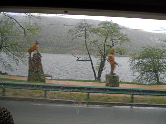 Holzskulpturen am See in Nantua