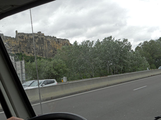 12.25 Uhr – auf einem Felsvorsprung am linken Ufer der Rhone sehen wir das Fortress Mornas (11.-14. Jh.). Es hatte eine große Bedeutung u. a. in der Französischen Revolution, ehe es zur Ruine wurde.