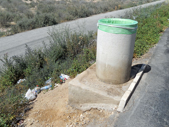 Muss man den Müll daneben werfen?