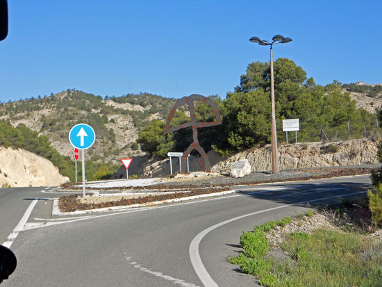 das einen Bogen tragende Strichmännchen Indalo, das mittlerweile als Symbol der Region Almería dient.