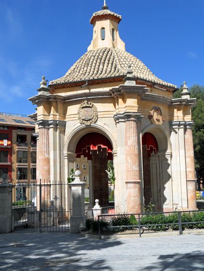 Uns fasziniert zunächst der kleine Tempel – El Templete. Es ist ein Barockbau (hexagonal), der auf dem Gelände einer ehema-ligen Kapelle in der Nähe einer Quelle im Jahr 1762 errichtet wurde (vollendet 1801). Der Bau ist das Werk des Architekten Jose Lopez aus Murcia. Umgeben ist der Tempel von Wasser und wunderschönen Blumen.