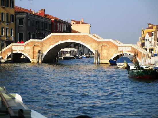 Die Ponte di Tre Archi ist eine Brücke in Venedig, die im Sestiere Cannaregio liegt, den Cannaregiokanal überspannt und das Fondamenta Cannaregio mit dem Fondamenta S. Giobbe verbindet.