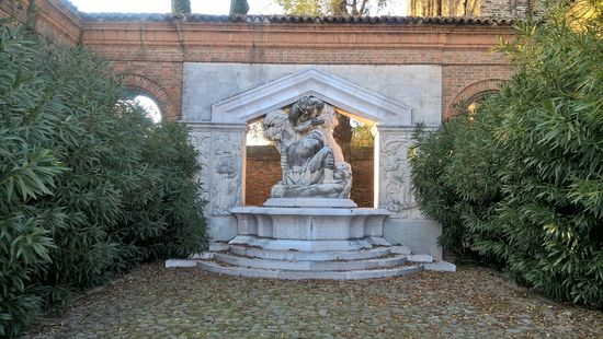 . Vorbei an einem Krieger-Denkmal mit einer Tafel, auf der Folgendes geschrieben steht:
I Cavalieri di Vittorio Veneto del Comune di Venezia
„Ai Caduti di tutte le Guerre“
25. April 1987