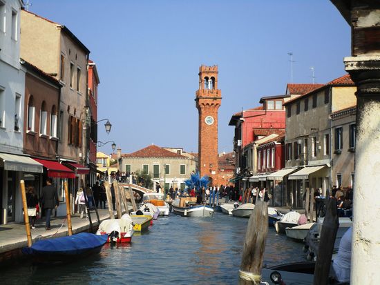 Torre dell’Orologio di Murano auf dem Campo San Stefano. Der Turm aus dem 19. Jh. wurde auf den Fundamenten eines Glockenturms einer Pfarrkirche aus dem 12. Jh. errichtet.