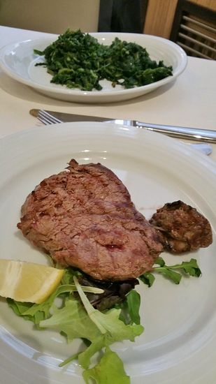 ein blutiges Steak mit Spinat für Uschi