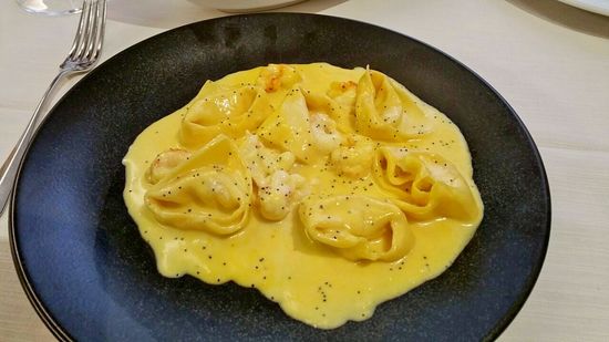 Anneken: Tortelli gefüllt mit Coda di Rospo (Seeteufel) in Safransauce. Außerdem isst Anneken etwas von meinem Spinat. Dazu trinken wir Rotwein. Alles ist super lecker, die Bedienung schnell und freundlich, wir sind zufrieden.