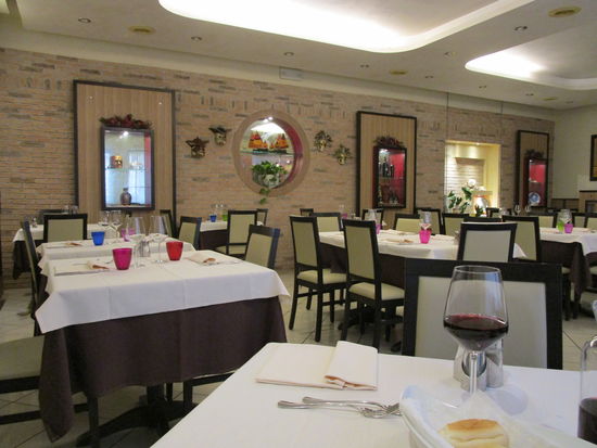 Leider ahnen wir da noch nicht, dass Anneken von den Tortelli krank werden wird. Lt. Auskunft eines Venezianers waren die wohl mit nicht mehr gutem Fisch gefüllt, was durch die cremige Sauce ver-schleiert wurde. Anneken wurde in der Nacht richtig krank. Erbrechen. Durchfall. Gott sei Dank hatte ich Apotheke dabei, so dass die Probleme etwas gelindert werden konnte.