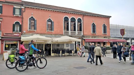 Palazzo Granaio
Eines der antiksten Gebäude der Stadt (1322), das auf die Zeit vor dem Chioggia-Krieg zurückgeht (1379-80), hier wurde das für die Bevölkerung notwendige Korn aufbewahrt, ursprünglich und bis zum vergangenen Jahrhundert stütze sich der Bau auf 64 Säulen. An der Fassade sieht man eine Ädikula mit dem Bild des Jesuskindes, das Werk wird Jacopo Sansovino (1486-1570) angerechnet