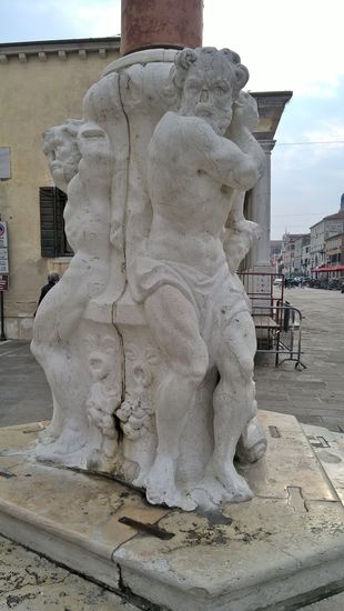 Standarte – Stendardo. Der Marmorsockel, der die Standarte trägt, es handelt sich hier um drei Zyklonen, denen der Volksmund eindrucksvolle Namen gegeben hat.