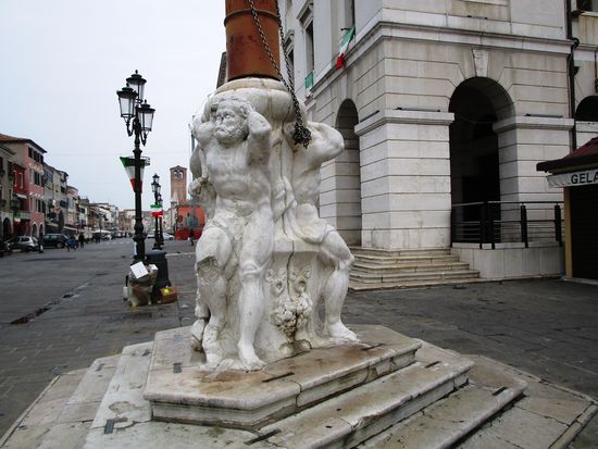 Standarte – Stendardo. Der Marmorsockel, der die Standarte trägt, es handelt sich hier um drei Zyklonen, denen der Volksmund eindrucksvolle Namen gegeben hat.