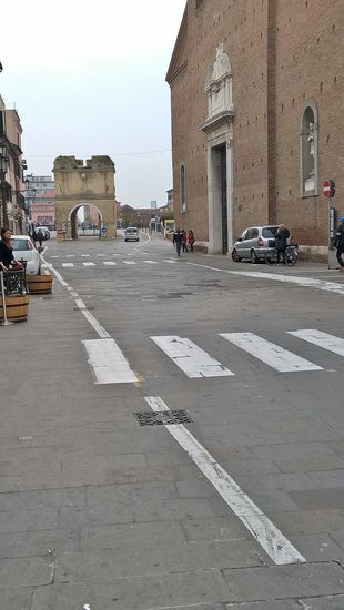 In unmittelbarer Nähe der Kathedrale steht die Porta di Santa Maria Assunta.
