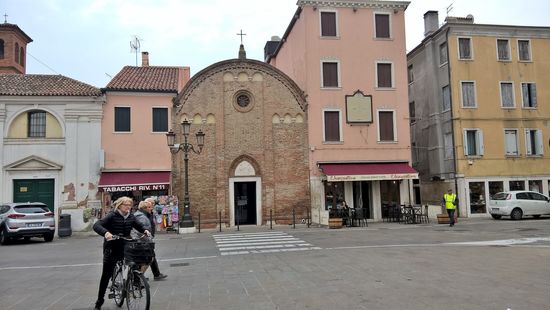 Die kleine Kirche Chiesetta die Santi Pietro e Paolo hat geöffnet und wir verweilen dort einige Momente. Dieses kleine Kirchlein wurde 1431 von der Familie Mazzagallo erbaut. In reinem gotischen Stil gehalten, wird die nun entweihte Kirche als sozialer Treffpunkt benutzt.