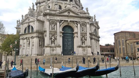 Santa Maria della Salute ist eine barocke Kirche in Venedig an der Einfahrt zum Canal Grande. Sie ist eine der beiden Votivkirchen Venedigs, die aus Anlass einer Pestepidemie in der Stadt erbaut wurden.