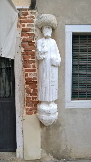 Ein venezianischer Mythos behauptet, dass die Statuen tatsächlich die wahren Mastelli Brüder sind, versteinert durch einen Fluch, wegen ihrer Gier. Nachdem sie zu Stein geworden waren, wurden ihre versteinerten Körper am Campo dei Mori aufgestellt, als Warnung an andere Venezianer.