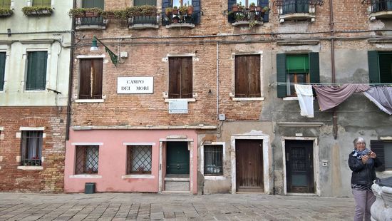 Den ruhigen Platz zieren drei seltsame Statuen (13. Jh.) mit rätselhaftem Blick. Sie stellen die Brüder Mastelli dar, eine Kaufmannsfamilie. Die Brüder Mastelli lebten in Campo dei Mori, wegen ihrer Herkunft wurden sie Mori (Mauren) genannt. Die Familie stammte von den Peleponnes Inseln (Grie-chenland), die von den Venezianern Moreau genannt und einst von der Republik Venedig regiert wurde. Die drei Brüder erbauten den Palazzo Mastelli.