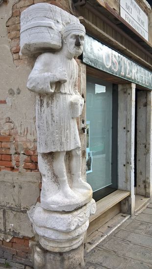 Die Venezianer befestigten im 19. Jh. an der einen Statue eine eiserne Nase – Sior Antonio Rioba. Mit großer Wahrscheinlichkeit ein Nachkomme der drei Brüder Rioba, vertrat er mit seiner Satire den Unmut der Bevölkerung gegenüber der Macht der Serenissima. Sein Kopf, von Randalierern beschä-digt, wurde wiedergefunden und restauriert. Die Legende sagt, es bringe Glück, die eiserne Nase zu berühren.