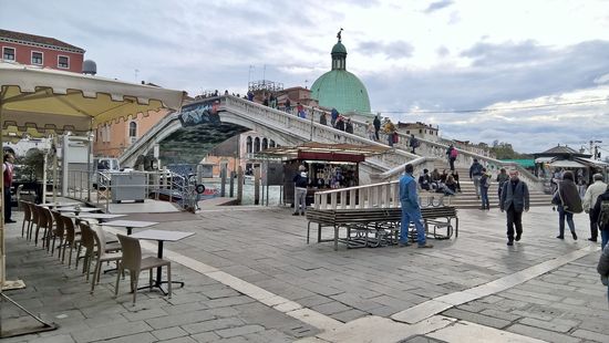 Die Ponte degli Scalzi ist eine Brücke in Venedig im Sestiere Cannaregio, die den Canal Grande überspannt und die Fondamenta San Simeòn Piccolo mit der Fondamenta degli Scalzi und die Sestieri Santa Croce mit Cannaregio verbindet. Benannt ist die Brücke nach der naheliegenden Scalzi-Kirche. Die Scalzi ist eine der am meisten begangenen Brücken Venedigs. In unmittelbarer Nähe befindet sich der Hauptbahnhof S. Lucia, unweit des südlichen Aufgangs liegt der Piazzale Roma mit dem Omnibusbahnhof.