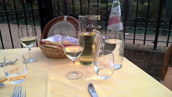 Wir machen Halt am Ristorante Al Trono di Attila. Der Wirt ist freundlich und wir können draußen in der Sonne sitzen, mit Blick auf den Kanal und die vorbei eilenden Leute, die ihr Vaporetto erreichen wollen. Alle sind in Eile, nur Anneken und ich nicht. Wir lassen uns ein bisschen treiben, haben Zeit.