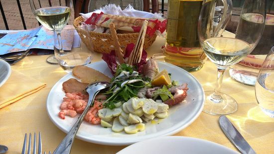Wir entscheiden uns für eine gemischte Fischvorspeise, eine Portion für uns beide, danach jeder eine Portion Pasticcio di Pesce, im Nachhinein hätte eine Portion für uns zwei auch gereicht. Alle super lecker. Dazu hatten wir Weißwein und Wasser. Preis-Leistungsverhältnis sehr gut.