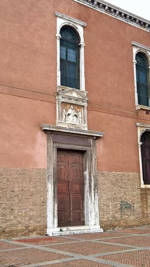 Links an die Kirchenfront anschließend befindet sich das Gebäude der Scuola dei Mercanti.