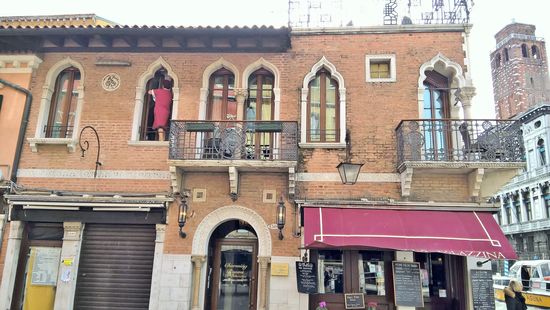 Die Dame lebt gefährlich beim Fenster putzen