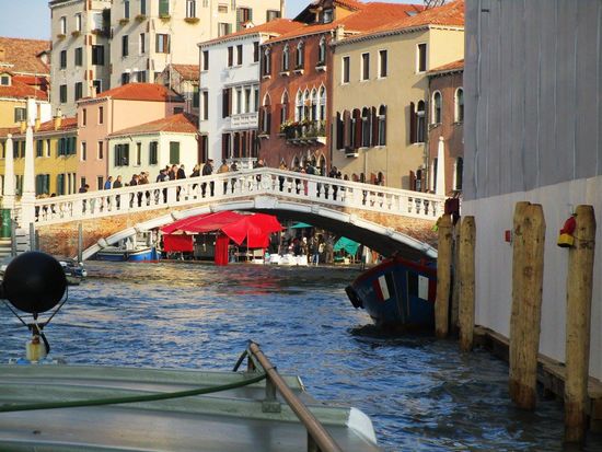 Die Ponte delle Guglie, auch Ponte di Cannaregio, im Sestiere Cannaregio in Venedig ist eine Brücke, die den Canale di Cannaregio überspannt und die Salizzada S. Geremia mit dem Rio terrà S. Leonardo verbindet. Ihren Namen verdankt sie den vier Obelisken, die sich jeweils am Ende der Geländer befinden. Die derzeit bestehende Steinbrücke wurde 1580 durch den Baumeister Marchesin di Marchesini an Stelle der bis dahin bestehenden dreibogigen Holzbrücke, die unter dem Dogen Dandolo gebaut wurde, errichtet.