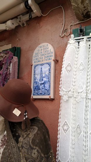 Ein Schild informiert darüber, dass das Haus 2004 der Nostra Signora Regina di Fatima geweiht wurde.