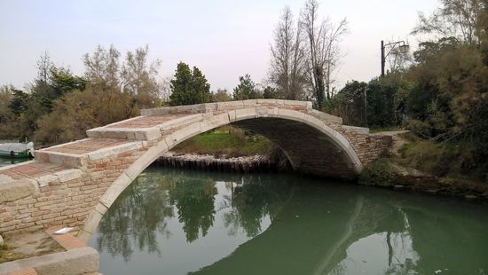 Die Legende erzählt, dass in der Nacht des Heiligen Abends der Teufel in Gestalt einer schwarzen Katze auf der Ponte del Diavolo sitzt, um sich die Seele einen verstorbenen Kindes zu holen. 
Die Fundamente der Brücke stammen aus dem 13. Jh.. Jüngste archäologische Untersuchungen haben bestätigt, dass der Bau aus dem 15. Jh. stammt, da im Boden zwischen dem Backsteinbogen und dem Balustradenplan auch Ziegel gefunden wurden. Es ist eine sehr charakteristische Brücke, weil sie zusammen mit Nodobrücke in Cannaregio die Merkmale der alten venezianischen Brücken ohne Brüstung aufweist.